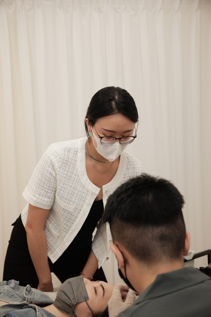 紋繡師從事助教一職,更能發現新手的問題,也可以優化自己的細節。