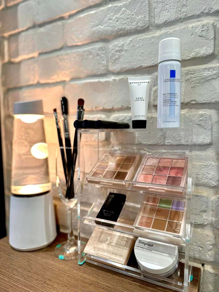 眉語空間工作室一隅，擺放整齊的彩妝。有眉粉、修容、專用刷具，可針對個人條件解析介紹使用。