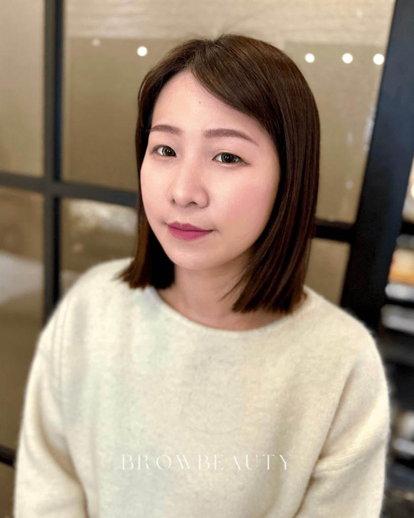 桃園改眉，有點底色的眉毛再次上色。