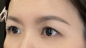 舊眉底色飽和,顏色堆疊厚重,不適合再次補色示意圖