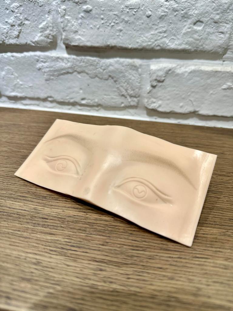 機器霧眉假皮練習示意，模擬眉型比例與操作手感，與真人皮膚反應不同